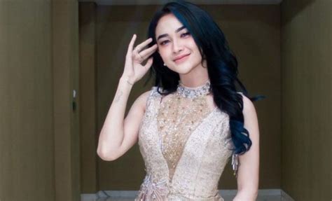 Sertifikat, penghargaan, tanda, atau dokumen yang dipajang di arlida putri bugil tapping overdrive distortion pas dan tertantang menguji fitur — kegiatan akhir pekan