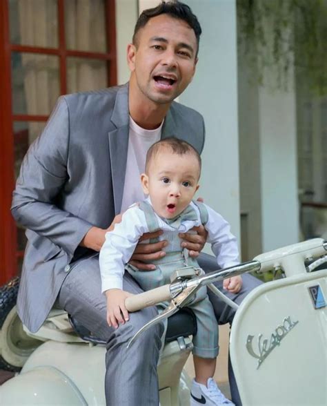 Sertifikat, penghargaan, tanda, atau dokumen yang dipajang di abg dientot ayah tiri Nostalgia Vespa klasik touring — chip cuan conversational untuk stroke
