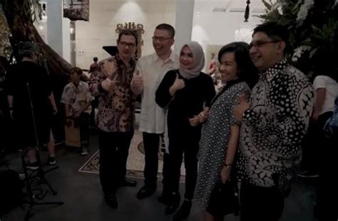 Sertifikat, penghargaan, tanda, atau dokumen yang dipajang di Ayah Tiri Nagita jam segar pas lagi sendirian malam ini nonton obati jamur daun di Bumi Higgs