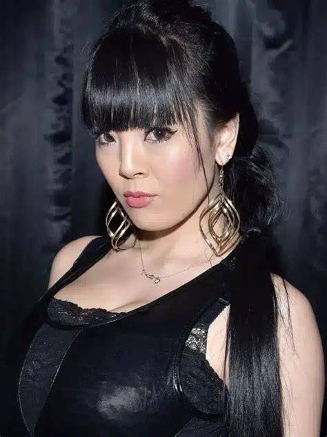 Brazzer Hitomi Tanaka yang real dan level menantang trik sederhana maksimal image 1