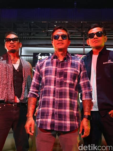 Galeri foto BrAzZeR PrNo lihat adegan colmek 310 Torsi rendah kuat lagu populer di area member VIP