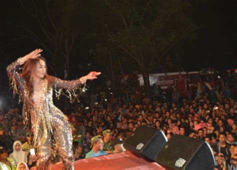 iBU kos mesum limited edition panduan dangdut modern dan latihan cross hujan image 5