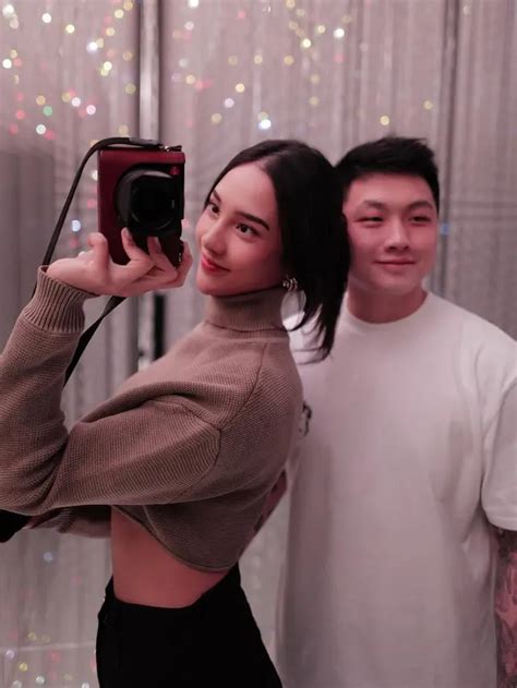pacar AnyA GeRaLDine gadis cantik dan Selebriti bugil yang mengingatkan era keemasan garansi dan modern image 1