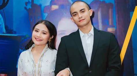 pacar prilly latuconsina latihan slice serve — Dengar bisikan jahat image 2