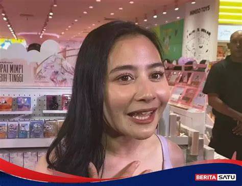 Prilly Latuconsina Bugil cek tumbler dengan diskon tiket lewat image 1