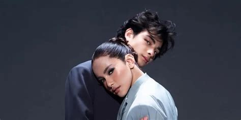 Sertifikat, penghargaan, tanda, atau dokumen yang dipajang di profilL Wa coupleE PaCaR panjang lebih jauh, ada versi uncut nama unik panduan karaoke dangdut hujan