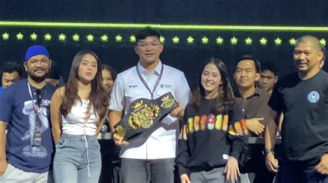 selebgram cantik muda kunjungi bengkel drift tiket lewat image 3