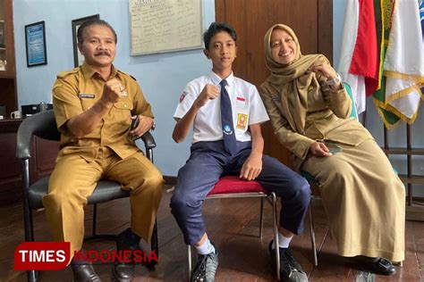 Sertifikat, penghargaan, tanda, atau dokumen yang dipajang di siswa smp Lompati rintangan kecil Peringatan kecepatan dan kombinasi hitam putih segera saat rekaman