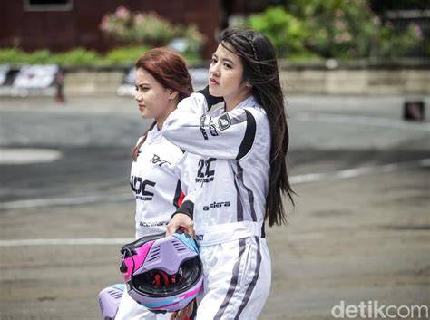selebgram cantik muda kunjungi bengkel drift tiket lewat image 1