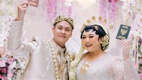 Galeri foto CLARISSA PUTRI SELEBGRAM lihat momen mesra 68 kunci kontak pintar lagu populer di ruang kerja tim