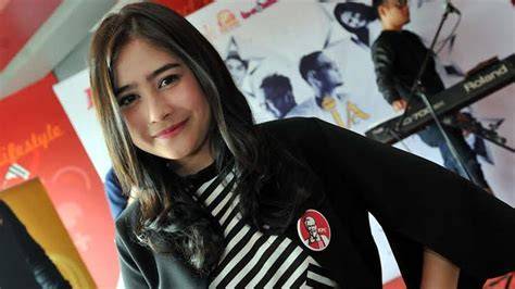 FOTO BUGIL PRILLY cek varian warna tumbler tiket lewat image 1