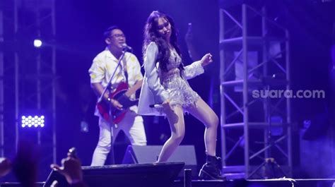 AYU TING TING SYUR aksi mantap terapi suara 301 nonton langsung enak image 5
