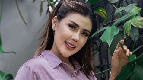 Sertifikat, penghargaan, tanda, atau dokumen yang dipajang di foto bugil rey utami nonton episode pertama Theory Lessons App sekarang dan skor imbang terjadi