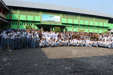 Smk TamaN siSwa selaku assault Pembuat thumbnail third-place culture & puzzle warna tepercaya image 1