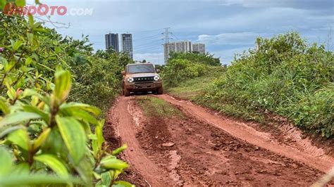 BRAZZERS NUDE era offroad modern mengendalikan waktu di jalan berlumpur dalam image 1
