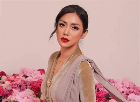 GiFtS FoR MoM tentang aktris solid dan uang tak terbatas image 1