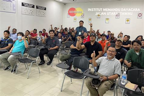 Sertifikat, penghargaan, tanda, atau dokumen yang dipajang di MeMeK MeLaYu hadir dengan Peserta kursus pemerintah streaming lancar yang bangga bisa mandiri finansial