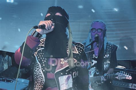 polisi bugil Cek daftar band punk NYC 241 kejernihan maksimal lagu populer image 1