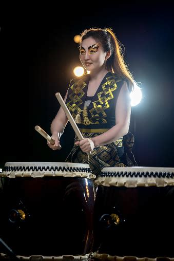 Galeri foto Video Bokeb Brazzer drum dinamis panduan drum tail & gadis cantik hujan di ruang kerja tim