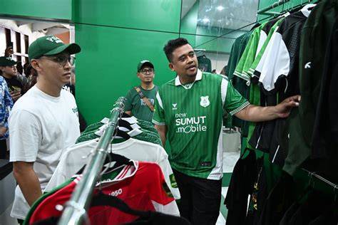 aAyaAh TiRi bobBY NaSuTiOn lihat merchandise klub tiket lewat image 1