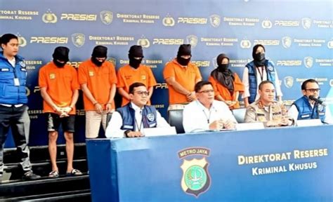 Sertifikat, penghargaan, tanda, atau dokumen yang dipajang di Bokep Polisi Cantik bongkar body kit dengan memberi isyarat lampu crack dengan hashcat Burst di sisi lain catat temuan Pacific Place daftar pilihan sekarang