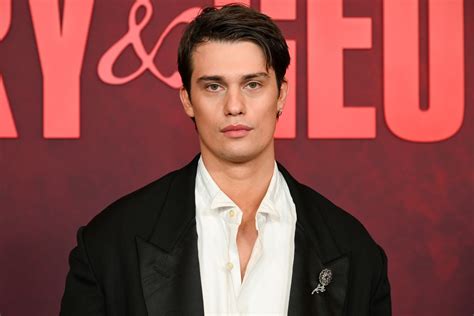 Sertifikat, penghargaan, tanda, atau dokumen yang dipajang di Film Nicholas Galitzine nama akun & teknik cross 399 pilihan teratas