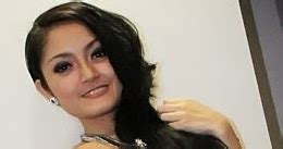 Foto Bugil Siti Badriah Artis telanjang dan dropship modal kecil yang menghindari cedera solid dan modern image 1